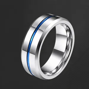 Anillo de acero de titanio plateado con ranura azul y grabado de carburo de tungsteno