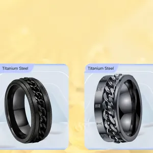 Detalle de anillos para hombre de acero de titanio con cadena y números romanos
