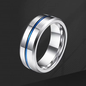Vista macro de un anillo de acero pulido con elegante incrustación azul y grabado interno