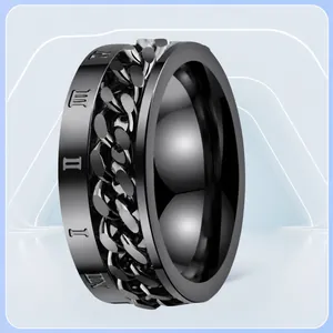 Detalle de un anillo de acero de titanio negro con números romanos y cadena