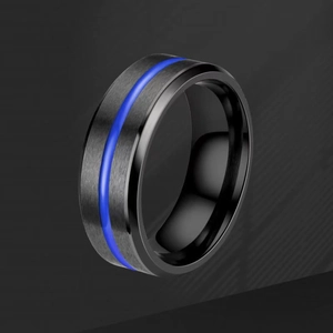 Anillo de acero de titanio negro mate para hombre con detalle de línea azul central