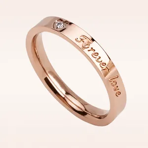 Bague minimaliste élégante en or rose avec gravure de cœur et texte Forever Love sophistiqué