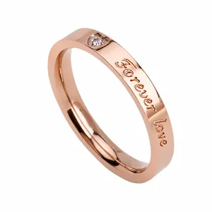 Bague élégante en or rose avec motif cœur gravé et petit accent de cristal brillant