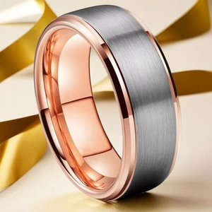 Detail eines zweifarbigen Edelstahlrings mit gebürstetem Silber und roségoldener Innenseite