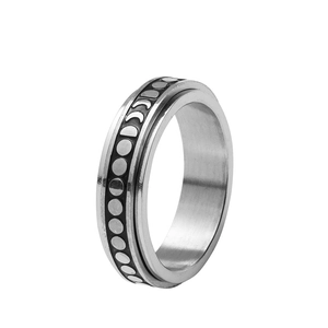 Hochwertiger Edelstahl Spinner Ring mit gravierten Mondphasen für die Angstlinderung.