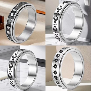 Detailansicht rotierender Edelstahl-Spinner-Ringe mit Sonnen-, Mond- und Blumenmuster