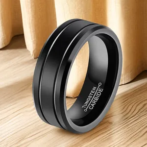 Makro-Detail eines schwarzen Wolframkarbid-Rings mit gerilltem Band auf Holzgrund