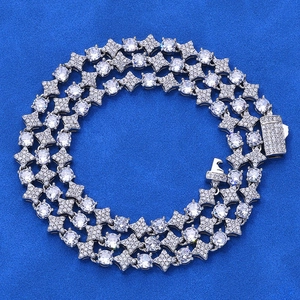 Detail van zilveren hiphop-sterrenketting met witte zirkonia op blauw fluweel
