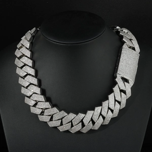 Detailansicht der Iced-Out-Panzerkette mit sechs Reihen von Zirkonia-Steinen im Pavé-Stil