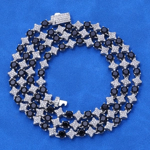 Detail van hiphop tennisketting met zwarte stenen, sterren en diamanten sluiting
