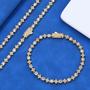 Makro-Detail von 6mm Stern-Zirkon-Tennisarmband mit vereistem Kastenverschluss in Gold