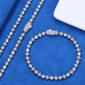 Detail eines versilberten Stern-Zirkonia-Tennis-Ketten-Sets mit Zirkonoxid-Steinen