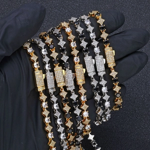 Dettaglio di bracciali tennis hip-hop con motivi a stella e zirconi in oro e argento
