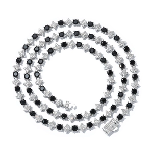 Macro-opname van 6mm ster-zirkonia tennisketting met zwarte stenen en zilveren basis