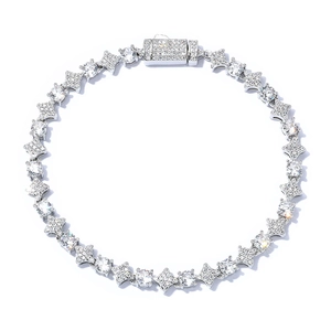 Dettaglio del bracciale tennis in argento S925 con maglie a stella e pietre moissanite