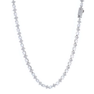 Detail van 6mm ster zirkonia tennisketting met een ijzige rechthoekige sluiting