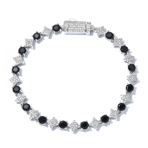 Dettaglio del bracciale tennis in argento con zirconi neri e maglie a forma di stella