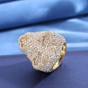 Anello hip hop dorato da uomo con croce di zirconi bianchi e design a forma di scudo di lusso