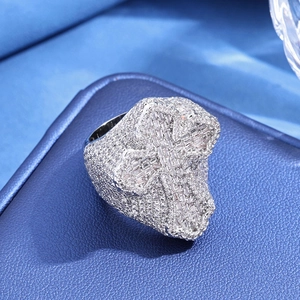 Anello croce in argento S925 moissanite stile hip-hop per uomo su sfondo blu