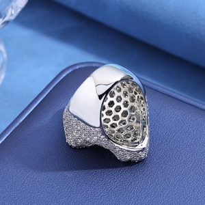 Anello Croce in Argento S925 con Moissanite e Design Interno a Nido d'Ape Raffinato