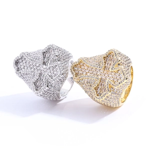 Dettaglio dell'anello a croce hip hop con diamanti moissanite scintillanti e lucidi