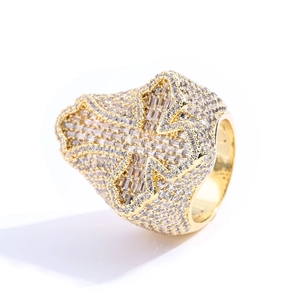 Anello hip-hop dorato con croce e zirconi micro-pavé dal design audace e metallo pesante