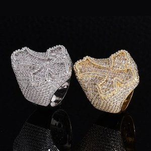 Anello a croce stile hip-hop con zirconi cubici in finitura oro e argento