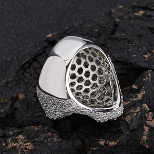 Anello hip hop argento con micro-pave di zirconi e interno cavo con motivo a nido d'ape
