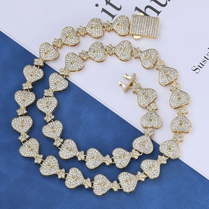 Détail de la chaîne cubaine 15mm dorée avec pendentifs sac d'argent et zircons incrustés