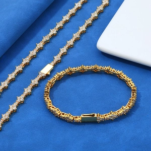 Detalle del conjunto de collar y pulsera tennis de moissanita dorada en terciopelo azul