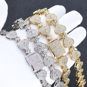 Détail de bracelets cubains 15mm avec breloques sacs d'argent glacés en or et argent