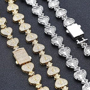 Détail de la chaîne cubaine 15mm avec pendentif dollar et zircons incrustés