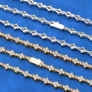 Cadena de tenis de 6,5 mm con motivo floral cruzado en oro y plata con circonitas