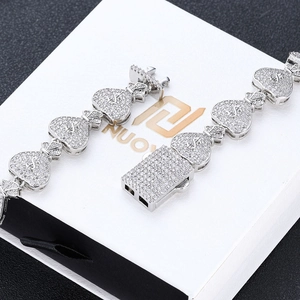 Détail du bracelet hip hop avec maillons de sac d'argent de 15mm sertis de zircons cubiques