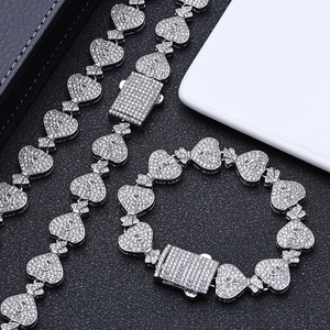 Vue macro de l'ensemble bijoux argent glacé avec breloques sac d'argent et signe dollar