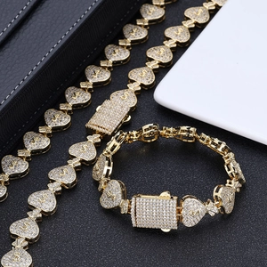Détails macro d'un bracelet hip hop plaqué or 18 carats avec maillons dollar pavés