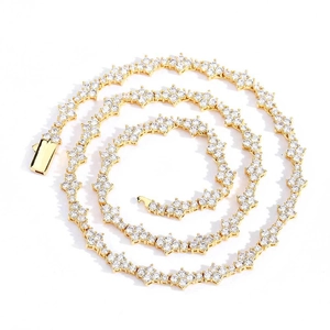 Collier tennis hip hop plaqué or avec maillons fleurs à quatre feuilles et zircons clairs