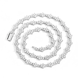 Détail d'une chaîne tennis de 6,5 mm avec zircons étincelants disposés en spirale