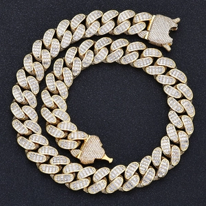 Λεπτομερής λήψη χρυσής αλυσίδας Cuban 18mm με τετράγωνες πέτρες ζιργκόν σε μαύρο φόντο