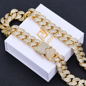 Λεπτομέρεια από χρυσή αλυσίδα Cuban link με επιστρωμένα διαμάντια Moissanite