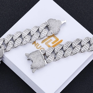 Κολιέ hip hop Cuban link 18mm σε ασήμι με ζιργκόν και κούμπωμα σε σχήμα καρδιάς
