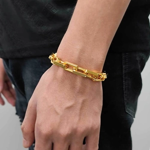Goldenes 9mm Edelstahl-Gliederkettenarmband für Herren im Hip-Hop-Stil am Handgelenk getragen