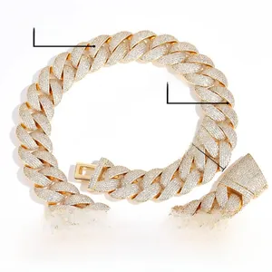 Détail du collier chaîne cubaine de 24mm en plaqué or serti de pierres de zircone