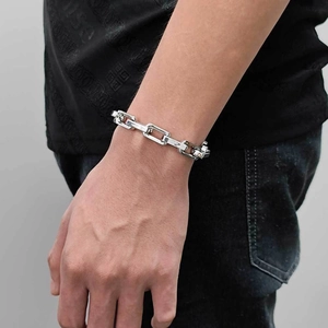 Detailansicht eines 9mm Edelstahl-Gliederarmbands am Handgelenk eines Mannes