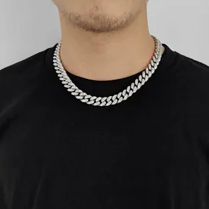 Collier cubain 12mm argenté pour homme avec double rangée de zircons porté par modèle