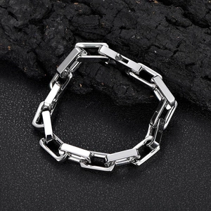 Poliertes 9mm Edelstahl-Gliederkettenarmband für Herren auf dunklem Steinuntergrund