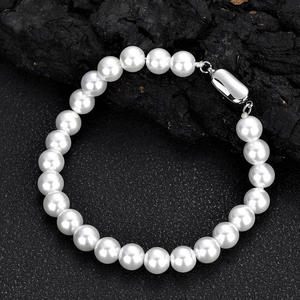 Bracelet élégant en perles de 8mm avec fermoir argenté sur fond de pierre noire de qualité