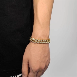 Gros plan sur le bracelet gourmette cubaine 12mm doré avec double rangée de zircons