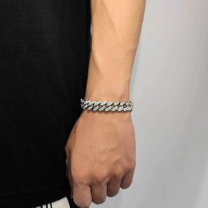 Bracelet cubain 12mm pour homme avec double rangée de zircons et fermoir à ressort