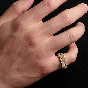 Primo piano dell'anello cubano da 8mm con zirconi e placcatura in oro 18K sul dito